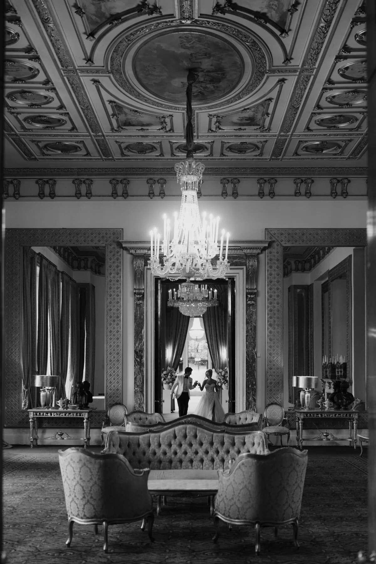 Ca102056 Black and white photograph of an elegant indoor wedding ceremony.